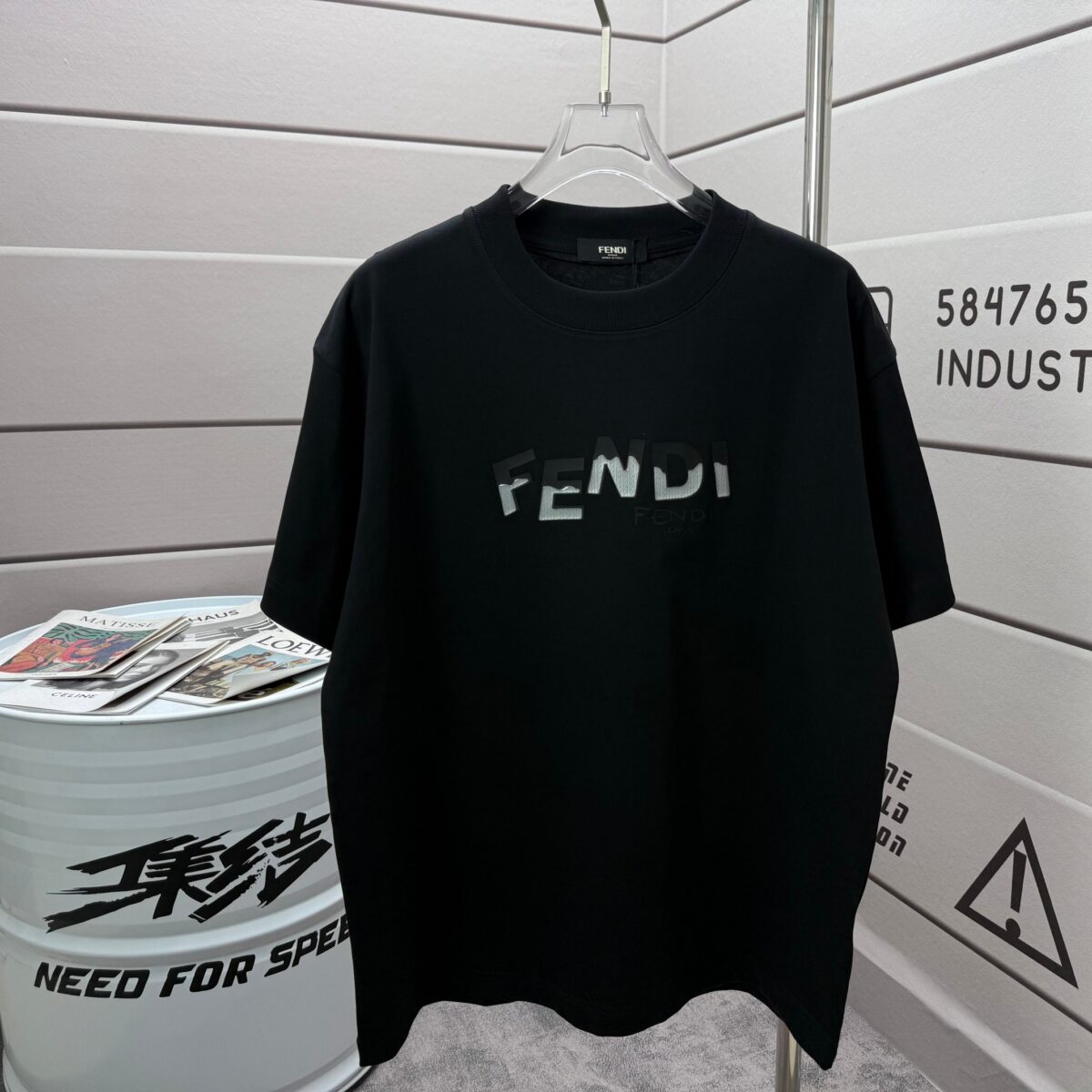 P75 FEN*di芬迪 2026春夏新款短袖t恤 经典 立体滴胶工艺 定制双纱平纹纯棉面料 男女同款 颜色：黑色 白色 绿色 紫色 尺码： S （90-130斤） M （120-150斤） L （140-165斤） XL （160-180斤） XXL （180-210斤）