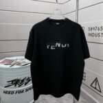 P75 FEN*di芬迪 2026春夏新款短袖t恤 经典 立体滴胶工艺 定制双纱平纹纯棉面料 男女同款 颜色：黑色 白色 绿色 紫色 尺码： S （90-130斤） M （120-150斤） L （140-165斤） XL （160-180斤） XXL （180-210斤）