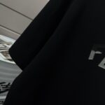 P75 FEN*di芬迪 2026春夏新款短袖t恤 经典 立体滴胶工艺 定制双纱平纹纯棉面料 男女同款 颜色：黑色 白色 绿色 紫色 尺码： S （90-130斤） M （120-150斤） L （140-165斤） XL （160-180斤） XXL （180-210斤）