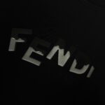 P75 FEN*di芬迪 2026春夏新款短袖t恤 经典 立体滴胶工艺 定制双纱平纹纯棉面料 男女同款 颜色：黑色 白色 绿色 紫色 尺码： S （90-130斤） M （120-150斤） L （140-165斤） XL （160-180斤） XXL （180-210斤）