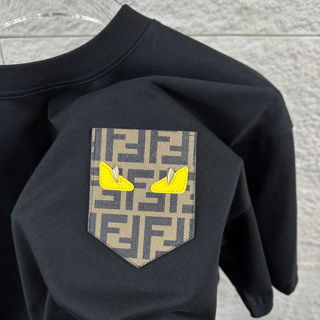 P80 FEN*di芬迪 2026春夏新款短袖t恤 经典双 F，贴布绣 工艺 定制双纱平纹纯棉面料 男女同款 颜色：黑色 白色 尺码： S （90-130斤） M （120-150斤） L （140-165斤） XL （160-180斤） XXL （180-210斤）