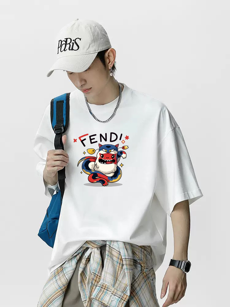 P70 Fendi/芬迪 印花Logo百搭潮流短袖T恤男女同款 吊牌 领标 水洗唛 三标齐全 定织定染280克精梳棉面料 尺码：S-XXL 颜色：黑色，白色