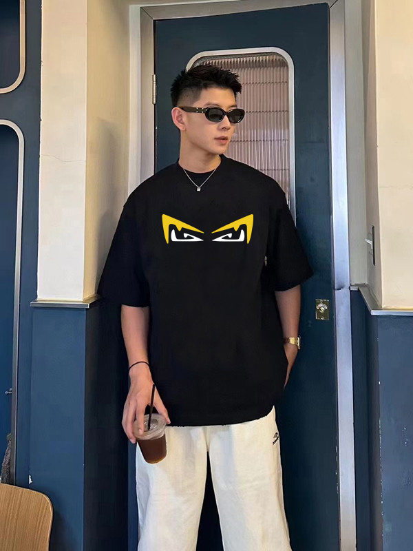 P70 Fendi/芬迪 印花Logo百搭潮流短袖T恤男女同款 吊牌 领标 水洗唛 三标齐全 定织定染280克精梳棉面料 尺码：S-XXL 颜色：黑色，白色