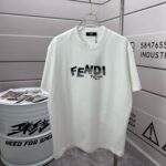 P75 FEN*di芬迪 2026春夏新款短袖t恤 经典 立体滴胶工艺 定制双纱平纹纯棉面料 男女同款 颜色：黑色 白色 绿色 紫色 尺码： S （90-130斤） M （120-150斤） L （140-165斤） XL （160-180斤） XXL （180-210斤）