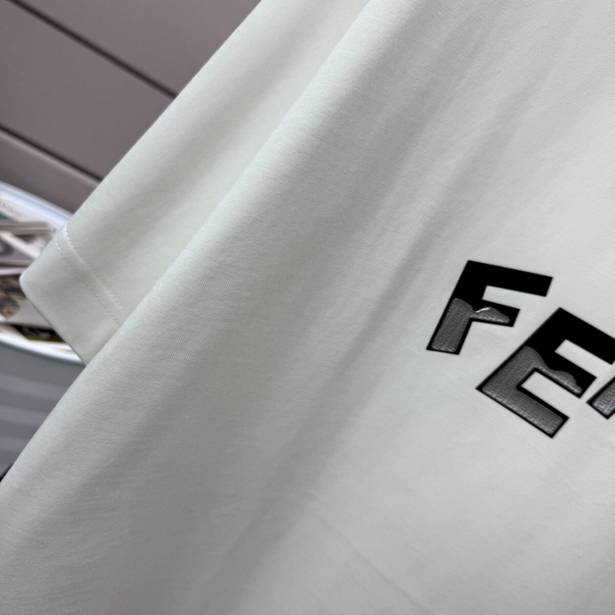 P75 FEN*di芬迪 2026春夏新款短袖t恤 经典 立体滴胶工艺 定制双纱平纹纯棉面料 男女同款 颜色：黑色 白色 绿色 紫色 尺码： S （90-130斤） M （120-150斤） L （140-165斤） XL （160-180斤） XXL （180-210斤）