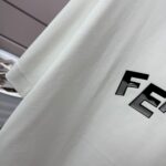 P75 FEN*di芬迪 2026春夏新款短袖t恤 经典 立体滴胶工艺 定制双纱平纹纯棉面料 男女同款 颜色：黑色 白色 绿色 紫色 尺码： S （90-130斤） M （120-150斤） L （140-165斤） XL （160-180斤） XXL （180-210斤）