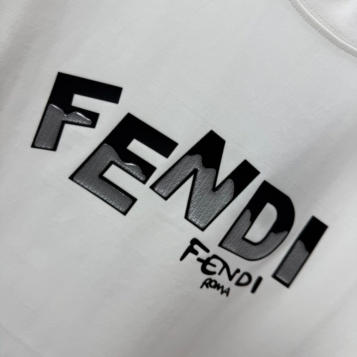 P75 FEN*di芬迪 2026春夏新款短袖t恤 经典 立体滴胶工艺 定制双纱平纹纯棉面料 男女同款 颜色：黑色 白色 绿色 紫色 尺码： S （90-130斤） M （120-150斤） L （140-165斤） XL （160-180斤） XXL （180-210斤）