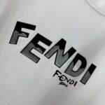 P75 FEN*di芬迪 2026春夏新款短袖t恤 经典 立体滴胶工艺 定制双纱平纹纯棉面料 男女同款 颜色：黑色 白色 绿色 紫色 尺码： S （90-130斤） M （120-150斤） L （140-165斤） XL （160-180斤） XXL （180-210斤）