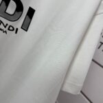 P75 FEN*di芬迪 2026春夏新款短袖t恤 经典 立体滴胶工艺 定制双纱平纹纯棉面料 男女同款 颜色：黑色 白色 绿色 紫色 尺码： S （90-130斤） M （120-150斤） L （140-165斤） XL （160-180斤） XXL （180-210斤）
