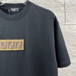 P80 FEN*di芬迪 2026春夏新款短袖t恤 经典双 F，贴布绣 工艺 定制双纱平纹纯棉面料 男女同款 颜色：黑色 白色 尺码： S （90-130斤） M （120-150斤） L （140-165斤） XL （160-180斤） XXL （180-210斤）