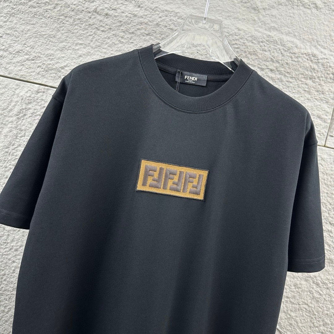 P80 FEN*di芬迪 2026春夏新款短袖t恤 经典双 F，贴布绣 工艺 定制双纱平纹纯棉面料 男女同款 颜色：黑色 白色 尺码： S （90-130斤） M （120-150斤） L （140-165斤） XL （160-180斤） XXL （180-210斤）