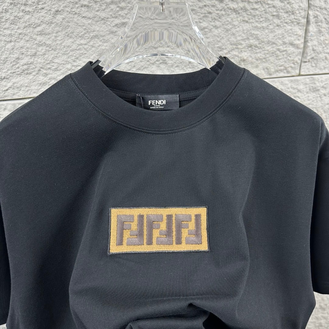 P80 FEN*di芬迪 2026春夏新款短袖t恤 经典双 F，贴布绣 工艺 定制双纱平纹纯棉面料 男女同款 颜色：黑色 白色 尺码： S （90-130斤） M （120-150斤） L （140-165斤） XL （160-180斤） XXL （180-210斤）