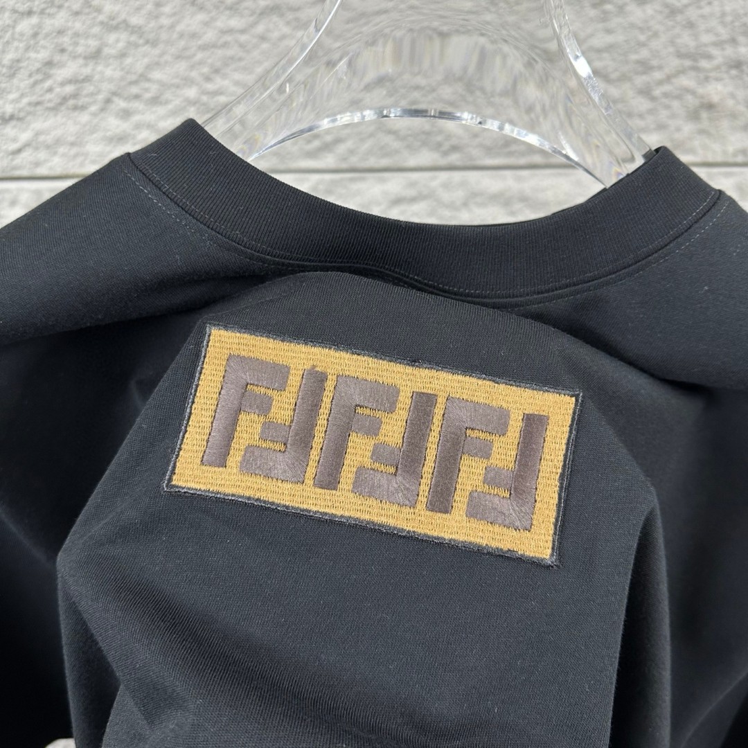P80 FEN*di芬迪 2026春夏新款短袖t恤 经典双 F，贴布绣 工艺 定制双纱平纹纯棉面料 男女同款 颜色：黑色 白色 尺码： S （90-130斤） M （120-150斤） L （140-165斤） XL （160-180斤） XXL （180-210斤）
