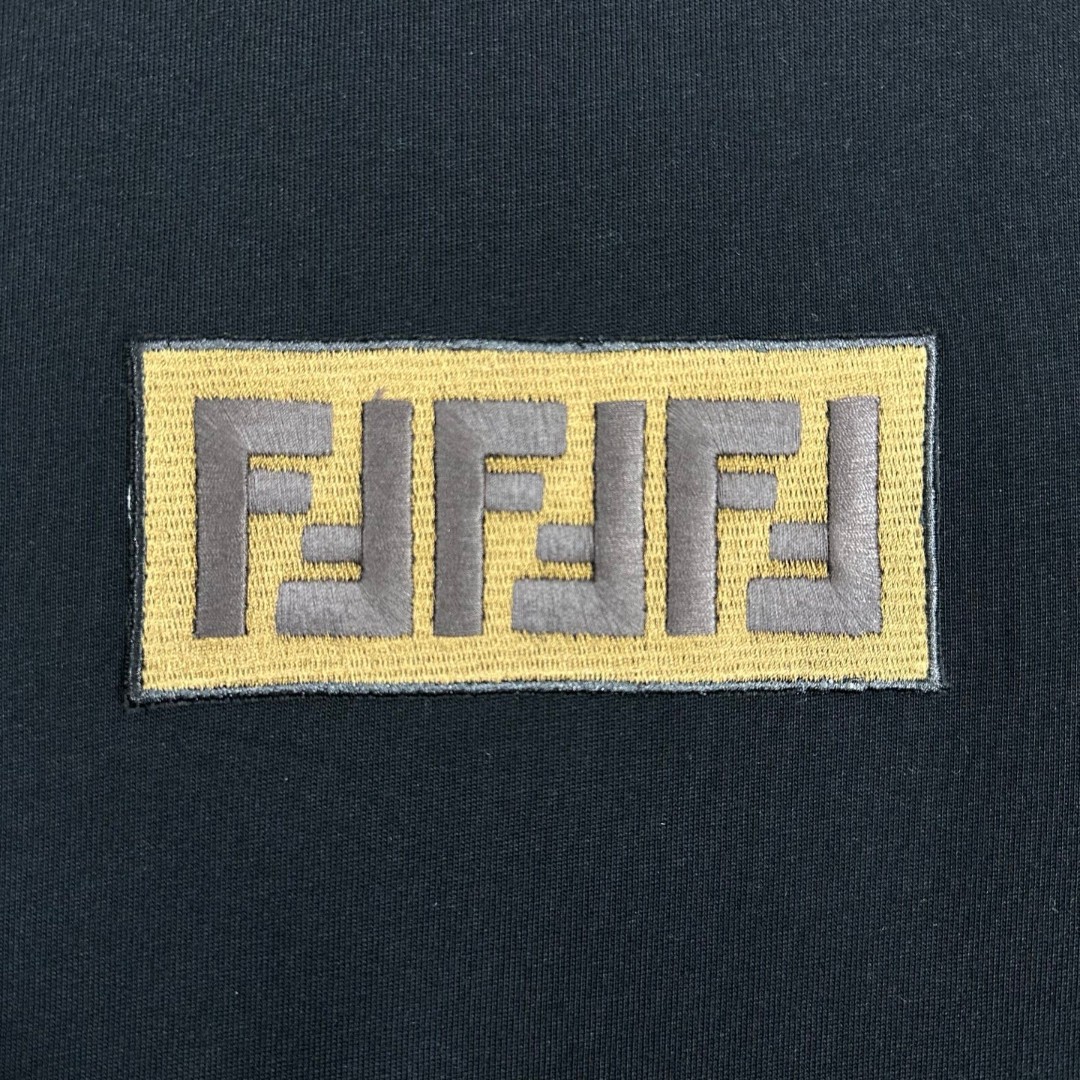 P80 FEN*di芬迪 2026春夏新款短袖t恤 经典双 F，贴布绣 工艺 定制双纱平纹纯棉面料 男女同款 颜色：黑色 白色 尺码： S （90-130斤） M （120-150斤） L （140-165斤） XL （160-180斤） XXL （180-210斤）