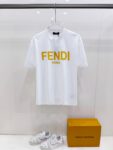weigou_193845_0_81bcb3cb57 P85 芬迪 26SS FENDI 英文字母logo印花短袖t恤 官方同步 高版本 高品质 时尚个性 百搭潮流 纯原品质 原版面料 品牌logo重工艺设计 高端定制优质棉莫代尔面料.手感柔软.穿着舒适.级别精致车线.做工精细.上身效果无敌帅气!型男必备单品! 颜色: 黑色.白色. 尺码:S M L XL XXL
