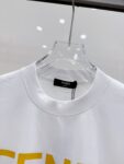 weigou_193845_2_5fd8a0a0b8 P85 芬迪 26SS FENDI 英文字母logo印花短袖t恤 官方同步 高版本 高品质 时尚个性 百搭潮流 纯原品质 原版面料 品牌logo重工艺设计 高端定制优质棉莫代尔面料.手感柔软.穿着舒适.级别精致车线.做工精细.上身效果无敌帅气!型男必备单品! 颜色: 黑色.白色. 尺码:S M L XL XXL