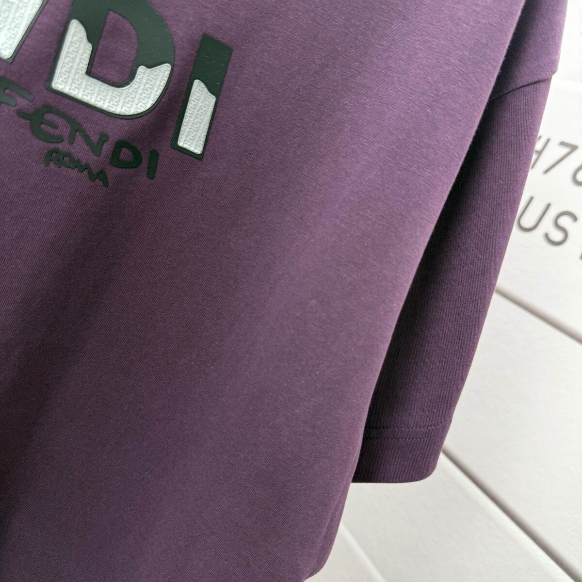 P75 FEN*di芬迪 2026春夏新款短袖t恤 经典 立体滴胶工艺 定制双纱平纹纯棉面料 男女同款 颜色：黑色 白色 绿色 紫色 尺码： S （90-130斤） M （120-150斤） L （140-165斤） XL （160-180斤） XXL （180-210斤）