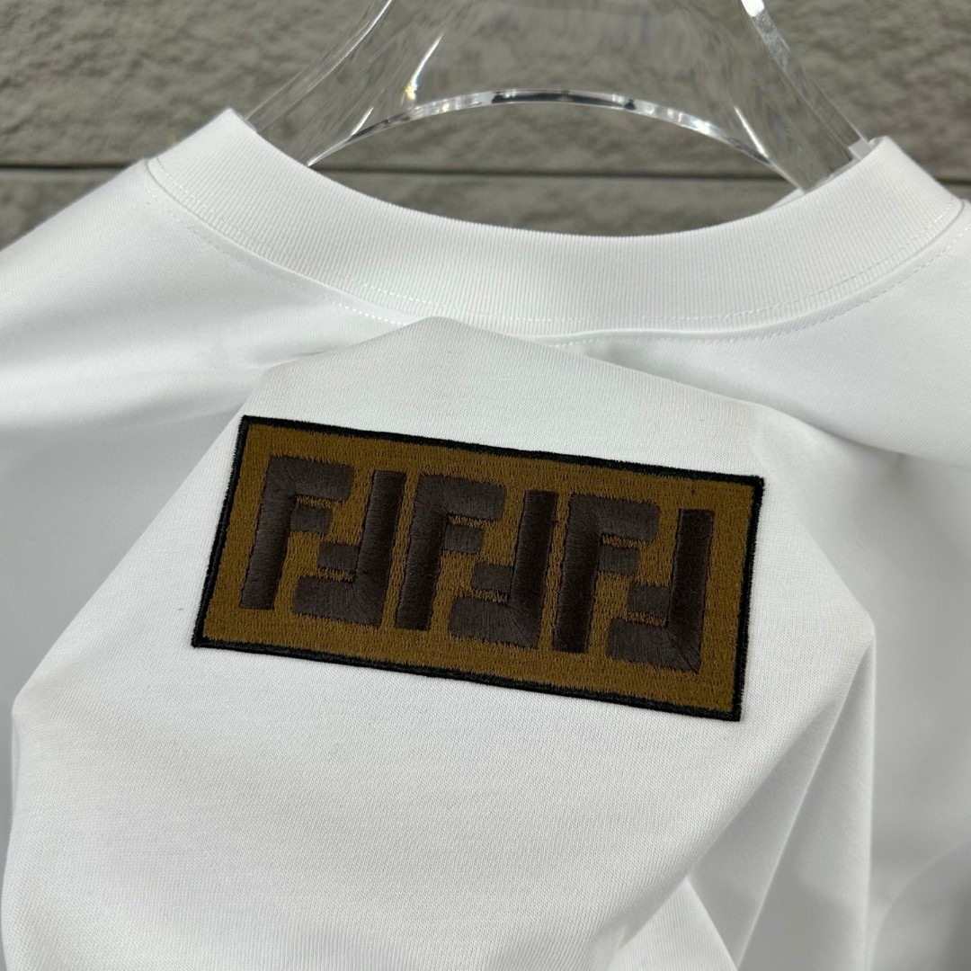 P80 FEN*di芬迪 2026春夏新款短袖t恤 经典双 F，贴布绣 工艺 定制双纱平纹纯棉面料 男女同款 颜色：黑色 白色 尺码： S （90-130斤） M （120-150斤） L （140-165斤） XL （160-180斤） XXL （180-210斤）