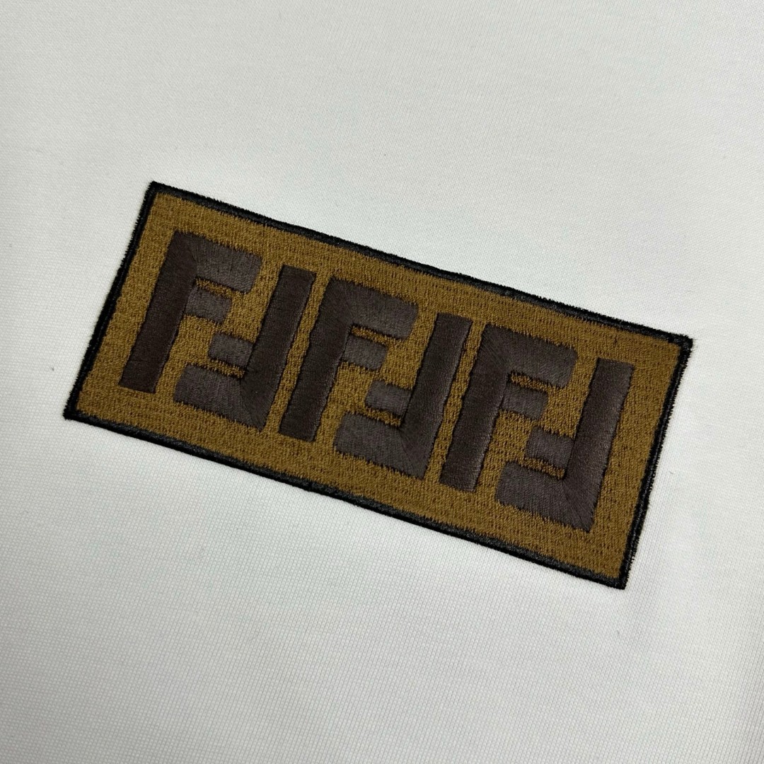 P80 FEN*di芬迪 2026春夏新款短袖t恤 经典双 F，贴布绣 工艺 定制双纱平纹纯棉面料 男女同款 颜色：黑色 白色 尺码： S （90-130斤） M （120-150斤） L （140-165斤） XL （160-180斤） XXL （180-210斤）
