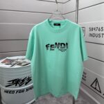 P75 FEN*di芬迪 2026春夏新款短袖t恤 经典 立体滴胶工艺 定制双纱平纹纯棉面料 男女同款 颜色：黑色 白色 绿色 紫色 尺码： S （90-130斤） M （120-150斤） L （140-165斤） XL （160-180斤） XXL （180-210斤）