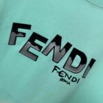 P75 FEN*di芬迪 2026春夏新款短袖t恤 经典 立体滴胶工艺 定制双纱平纹纯棉面料 男女同款 颜色：黑色 白色 绿色 紫色 尺码： S （90-130斤） M （120-150斤） L （140-165斤） XL （160-180斤） XXL （180-210斤）