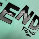 P75 FEN*di芬迪 2026春夏新款短袖t恤 经典 立体滴胶工艺 定制双纱平纹纯棉面料 男女同款 颜色：黑色 白色 绿色 紫色 尺码： S （90-130斤） M （120-150斤） L （140-165斤） XL （160-180斤） XXL （180-210斤）