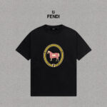 P70 Fendi/芬迪 印花Logo百搭潮流短袖T恤男女同款 吊牌 领标 水洗唛 三标齐全 定织定染280克精梳棉面料 尺码：S-XXL 颜色：黑色，白色