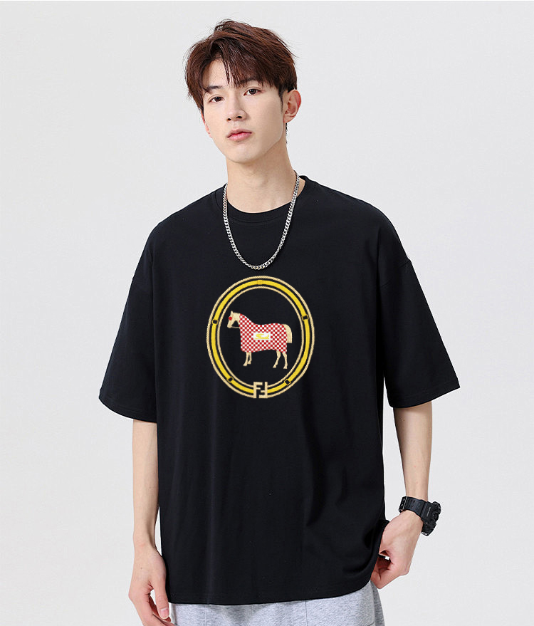 P70 Fendi/芬迪 印花Logo百搭潮流短袖T恤男女同款 吊牌 领标 水洗唛 三标齐全 定织定染280克精梳棉面料 尺码：S-XXL 颜色：黑色，白色