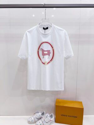 P85 Fendi 26ss新款印花Logo短袖 新款短袖yyds😍 日常出门闭眼搭 定制柔软弹力棉面料 舒适感极佳 搭配双层织物圆领口 衣袖和下摆 简简单单的T 搭配经典烫钻Logo也太好看了吧👍 单穿内搭都是稳稳哒 标志性超正💪 宽松版型一点都不挑人 无数大卡男女都可完美驾驭 男女同款 随意穿搭法一起去解锁吧🤪 尺码：S-XXL