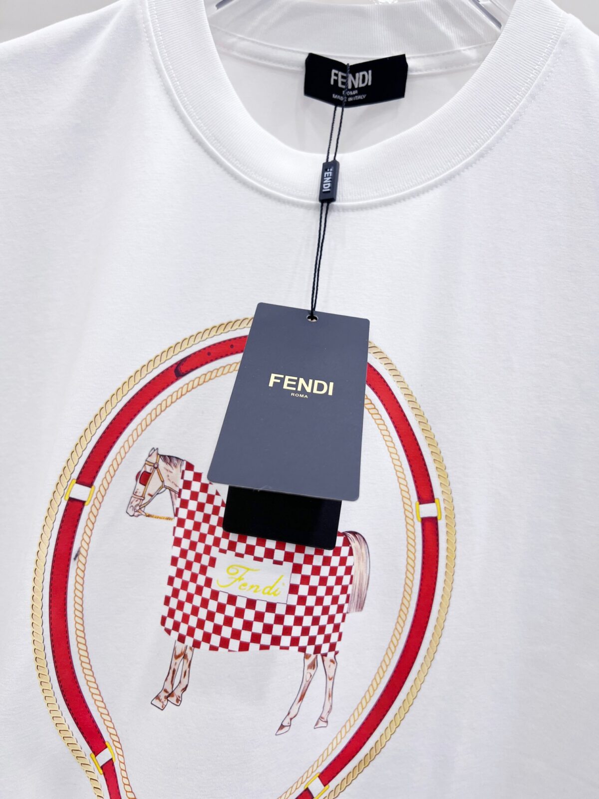 weigou_194029_7_ab6dae0137 P85 Fendi 26ss新款印花Logo短袖 新款短袖yyds😍 日常出门闭眼搭 定制柔软弹力棉面料 舒适感极佳 搭配双层织物圆领口 衣袖和下摆 简简单单的T 搭配经典烫钻Logo也太好看了吧👍 单穿内搭都是稳稳哒 标志性超正💪 宽松版型一点都不挑人 无数大卡男女都可完美驾驭 男女同款 随意穿搭法一起去解锁吧🤪 尺码:S-XXL