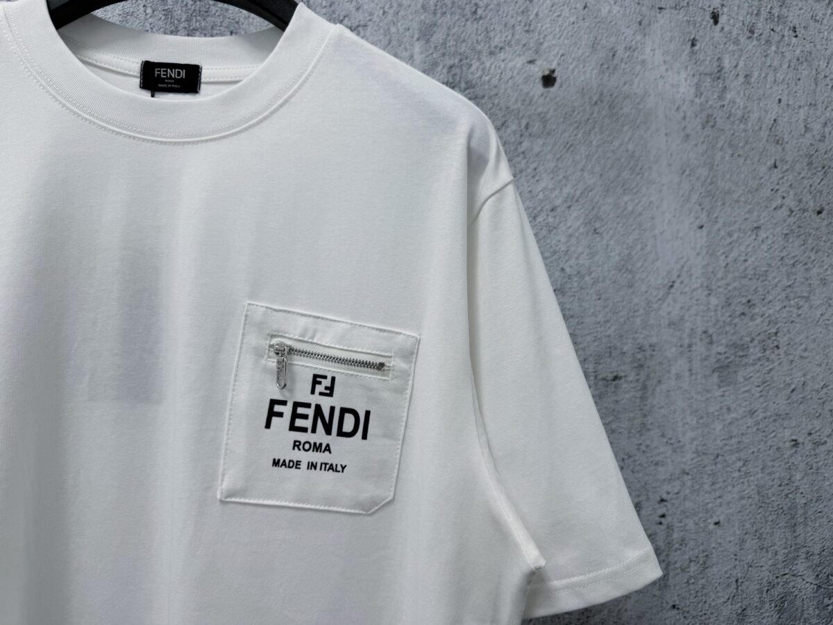 P85 【Fendi】芬迪25ss口袋拉链字母短袖T恤 采用280双纱棉 这款短袖具有舒适的剪裁和休闲风格，适合各种场合。趁着限量发售，赶紧抓住机会拥有这个炙手可热的潮流单品! 男女同款 颜色：黑色 白色 尺码：S-XL