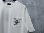 P85 【Fendi】芬迪25ss口袋拉链字母短袖T恤 采用280双纱棉 这款短袖具有舒适的剪裁和休闲风格，适合各种场合。趁着限量发售，赶紧抓住机会拥有这个炙手可热的潮流单品! 男女同款 颜色：黑色 白色 尺码：S-XL