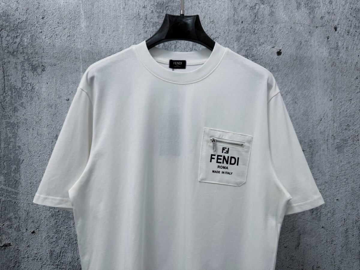 P85 【Fendi】芬迪25ss口袋拉链字母短袖T恤 采用280双纱棉 这款短袖具有舒适的剪裁和休闲风格，适合各种场合。趁着限量发售，赶紧抓住机会拥有这个炙手可热的潮流单品! 男女同款 颜色：黑色 白色 尺码：S-XL