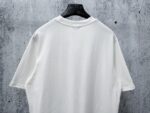 P85 【Fendi】芬迪25ss口袋拉链字母短袖T恤 采用280双纱棉 这款短袖具有舒适的剪裁和休闲风格，适合各种场合。趁着限量发售，赶紧抓住机会拥有这个炙手可热的潮流单品! 男女同款 颜色：黑色 白色 尺码：S-XL