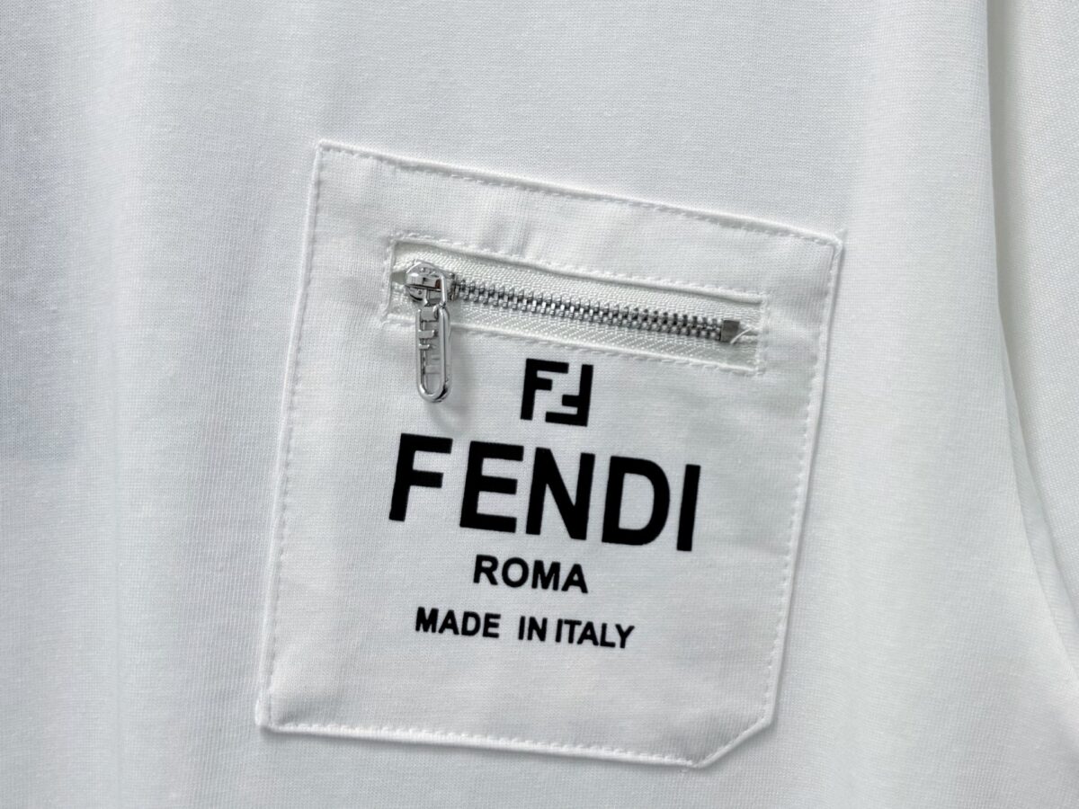 P85 【Fendi】芬迪25ss口袋拉链字母短袖T恤 采用280双纱棉 这款短袖具有舒适的剪裁和休闲风格，适合各种场合。趁着限量发售，赶紧抓住机会拥有这个炙手可热的潮流单品! 男女同款 颜色：黑色 白色 尺码：S-XL