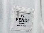 P85 【Fendi】芬迪25ss口袋拉链字母短袖T恤 采用280双纱棉 这款短袖具有舒适的剪裁和休闲风格，适合各种场合。趁着限量发售，赶紧抓住机会拥有这个炙手可热的潮流单品! 男女同款 颜色：黑色 白色 尺码：S-XL