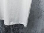 P85 【Fendi】芬迪25ss口袋拉链字母短袖T恤 采用280双纱棉 这款短袖具有舒适的剪裁和休闲风格，适合各种场合。趁着限量发售，赶紧抓住机会拥有这个炙手可热的潮流单品! 男女同款 颜色：黑色 白色 尺码：S-XL