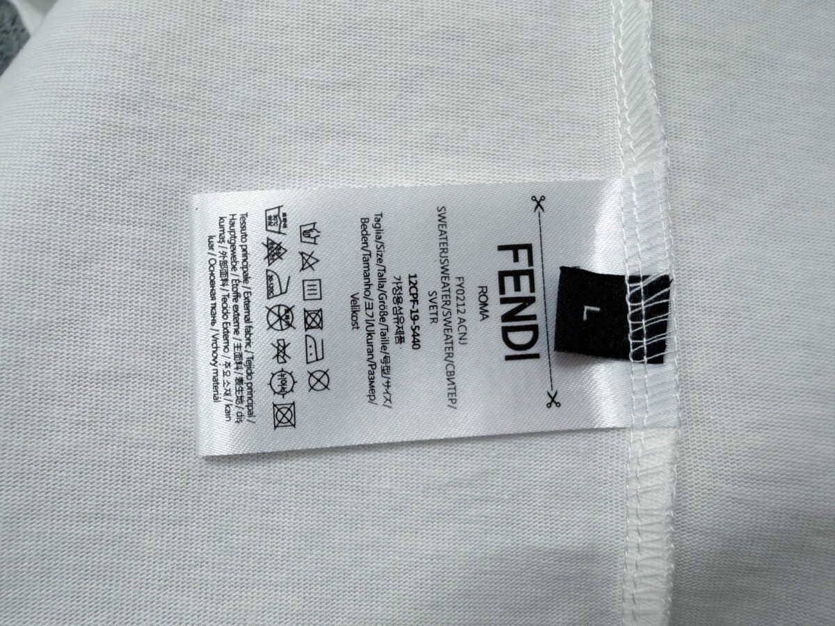 P85 【Fendi】芬迪25ss口袋拉链字母短袖T恤 采用280双纱棉 这款短袖具有舒适的剪裁和休闲风格，适合各种场合。趁着限量发售，赶紧抓住机会拥有这个炙手可热的潮流单品! 男女同款 颜色：黑色 白色 尺码：S-XL