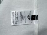 P85 【Fendi】芬迪25ss口袋拉链字母短袖T恤 采用280双纱棉 这款短袖具有舒适的剪裁和休闲风格，适合各种场合。趁着限量发售，赶紧抓住机会拥有这个炙手可热的潮流单品! 男女同款 颜色：黑色 白色 尺码：S-XL