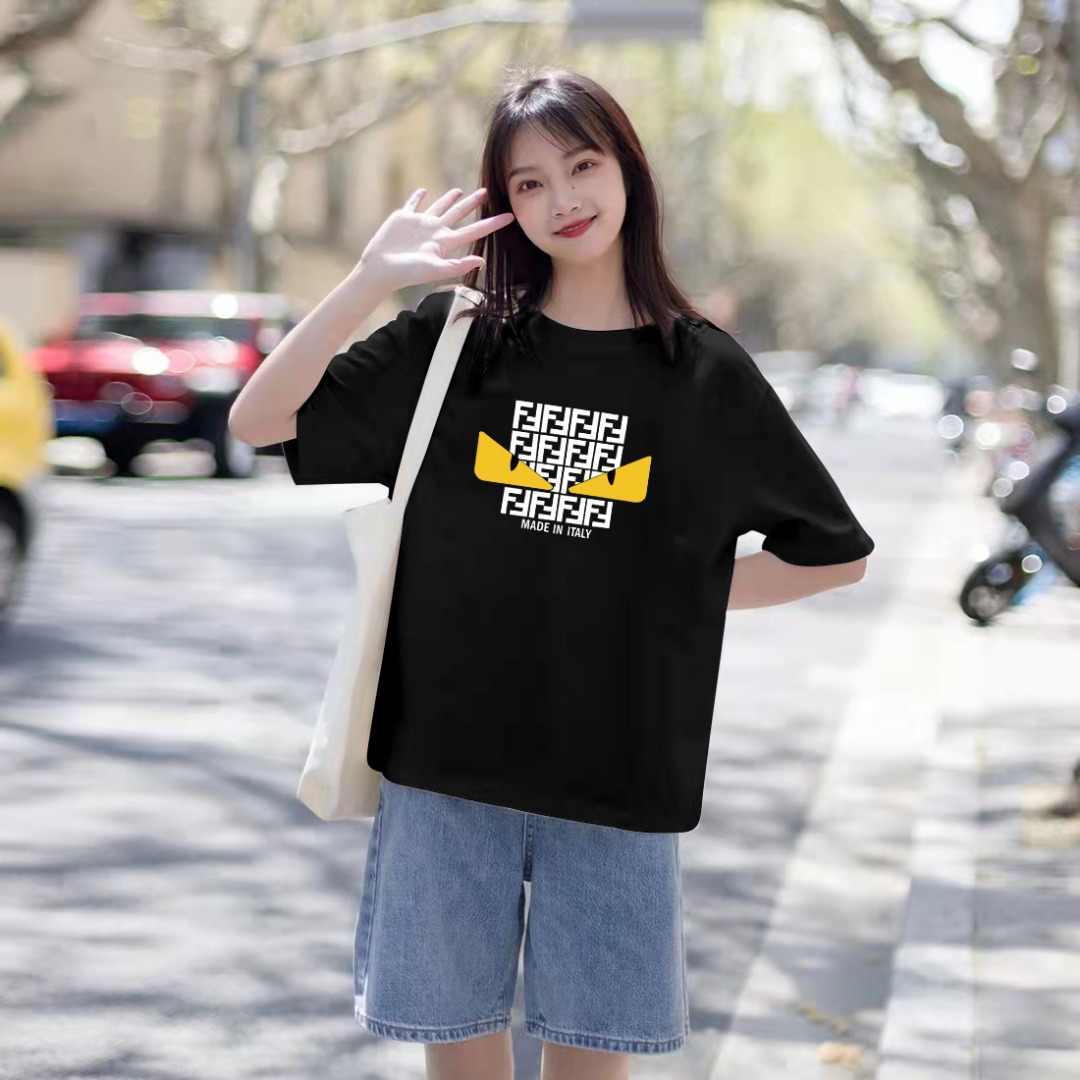 P70 Fendi/芬迪 印花Logo百搭潮流短袖T恤男女同款 吊牌 领标 水洗唛 三标齐全 定织定染280克精梳棉面料 尺码：S-XXL 颜色：黑色，白色
