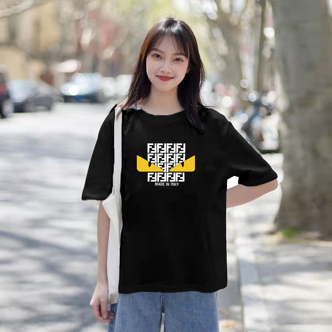 P70 Fendi/芬迪 印花Logo百搭潮流短袖T恤男女同款 吊牌 领标 水洗唛 三标齐全 定织定染280克精梳棉面料 尺码：S-XXL 颜色：黑色，白色