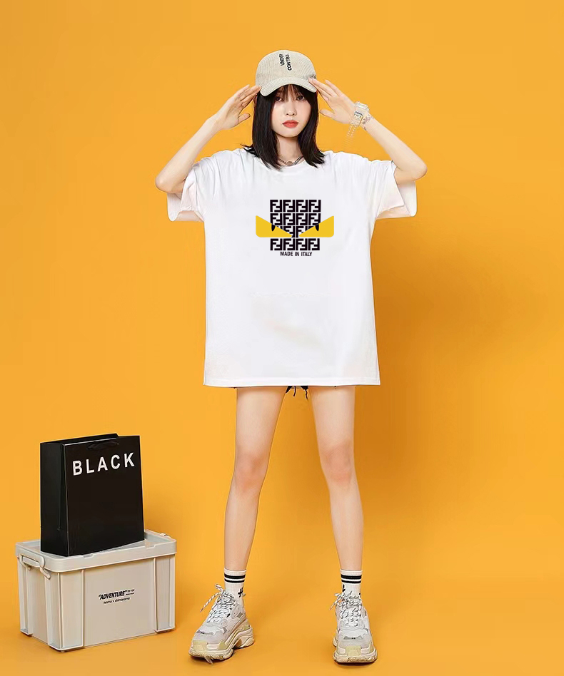 P70 Fendi/芬迪 印花Logo百搭潮流短袖T恤男女同款 吊牌 领标 水洗唛 三标齐全 定织定染280克精梳棉面料 尺码：S-XXL 颜色：黑色，白色