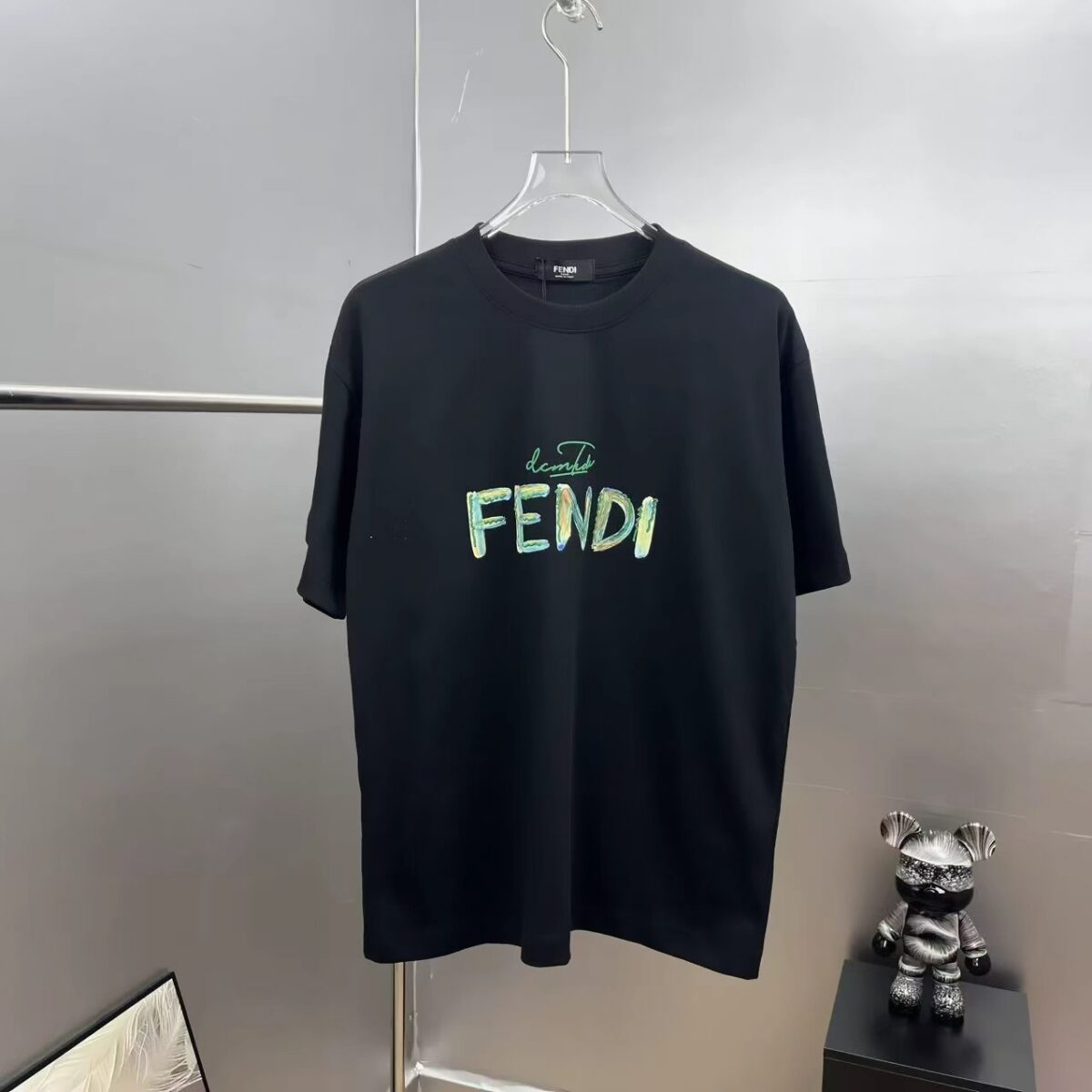 weigou_194197_0_462e7f463f P80 Fen~ 植绒印花字母2025秋冬新款休闲纯棉上衣 280g7A抗菌短袖tee 负离子上身十分舒适,男女同款半袖,落肩宽松版型 颜色: 黑色 白色 咖啡色 尺码:S(90-130斤) M(125-150斤) L(135-165斤) XL(160-190斤) XXL(185-220斤)