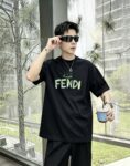 weigou_194197_7_4549a41d93 P80 Fen~ 植绒印花字母2025秋冬新款休闲纯棉上衣 280g7A抗菌短袖tee 负离子上身十分舒适,男女同款半袖,落肩宽松版型 颜色: 黑色 白色 咖啡色 尺码:S(90-130斤) M(125-150斤) L(135-165斤) XL(160-190斤) XXL(185-220斤)