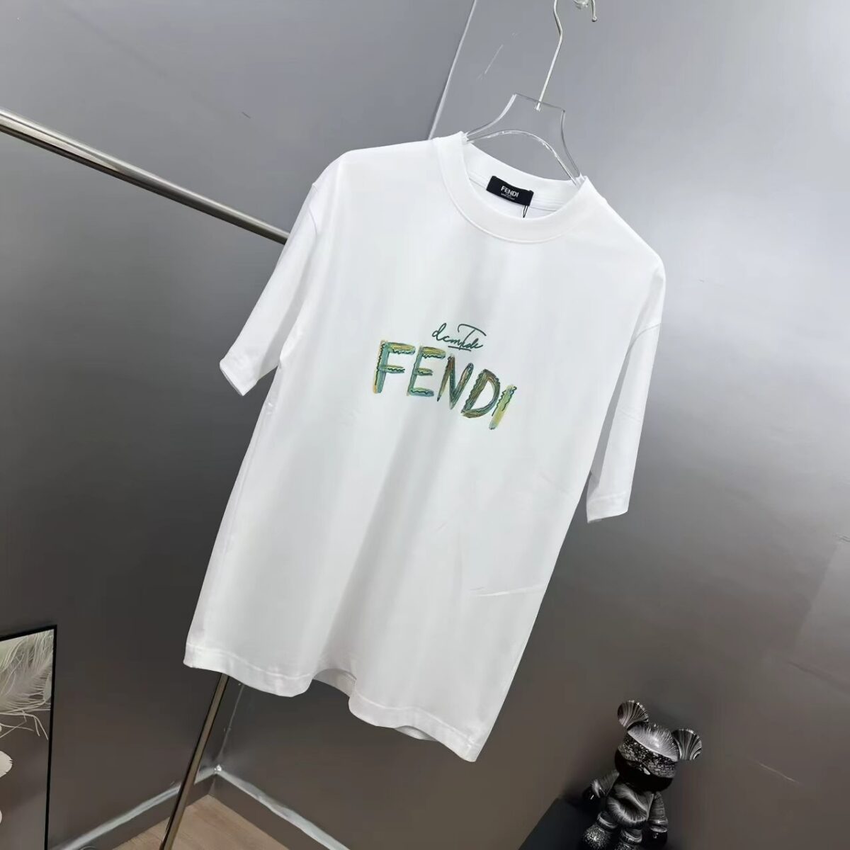 weigou_194249_2_1f104b97d5 P80 Fen~ 植绒印花字母2025秋冬新款休闲纯棉上衣 280g7A抗菌短袖tee 负离子上身十分舒适,男女同款半袖,落肩宽松版型 颜色: 黑色 白色 咖啡色 尺码:S(90-130斤) M(125-150斤) L(135-165斤) XL(160-190斤) XXL(185-220斤)
