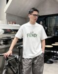 weigou_194249_6_279ac820eb P80 Fen~ 植绒印花字母2025秋冬新款休闲纯棉上衣 280g7A抗菌短袖tee 负离子上身十分舒适,男女同款半袖,落肩宽松版型 颜色: 黑色 白色 咖啡色 尺码:S(90-130斤) M(125-150斤) L(135-165斤) XL(160-190斤) XXL(185-220斤)