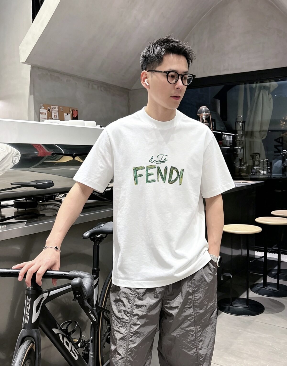weigou_194249_6_279ac820eb P80 Fen~ 植绒印花字母2025秋冬新款休闲纯棉上衣 280g7A抗菌短袖tee 负离子上身十分舒适,男女同款半袖,落肩宽松版型 颜色: 黑色 白色 咖啡色 尺码:S(90-130斤) M(125-150斤) L(135-165斤) XL(160-190斤) XXL(185-220斤)