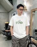 weigou_194249_7_f08d985881 P80 Fen~ 植绒印花字母2025秋冬新款休闲纯棉上衣 280g7A抗菌短袖tee 负离子上身十分舒适,男女同款半袖,落肩宽松版型 颜色: 黑色 白色 咖啡色 尺码:S(90-130斤) M(125-150斤) L(135-165斤) XL(160-190斤) XXL(185-220斤)