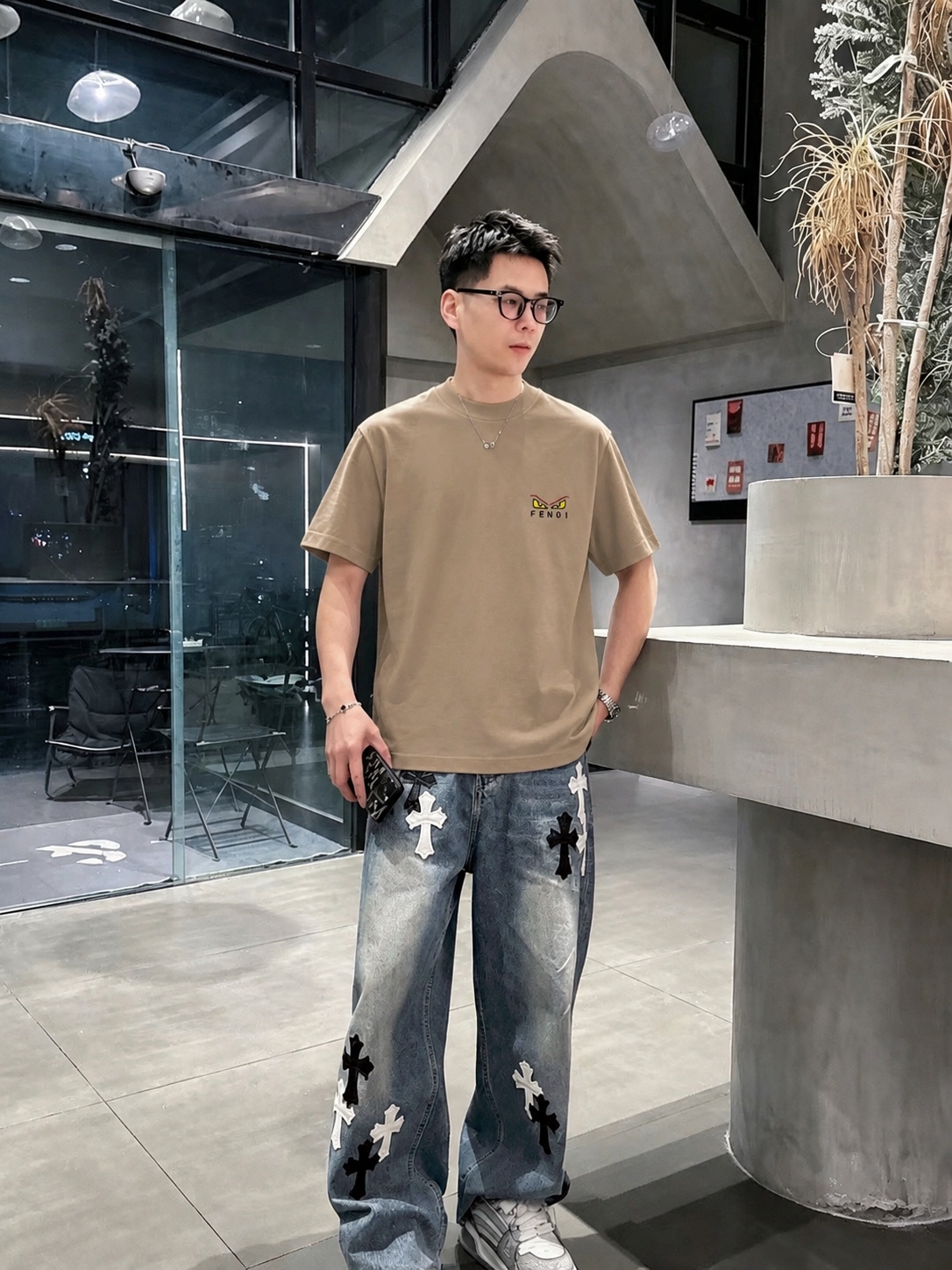 weigou_194258_7_91f0404d28 P75 fen*芬家 logo字母刺绣 官方同款 《区别通货面料》双纱纯棉上衣 7a抗菌短袖tee 上身十分舒适,男女同款半袖,落肩宽松版型 颜色: 黑色 白色 咖啡色 尺码:S(90-130斤) M(125-150斤) L(135-165斤) XL(160-190斤) XXL(185-220斤)