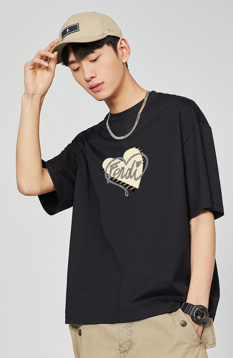 P70 Fendi/芬迪 印花Logo百搭潮流短袖T恤男女同款 吊牌 领标 水洗唛 三标齐全 定织定染280克精梳棉面料 尺码：S-XXL 颜色：黑色，白色